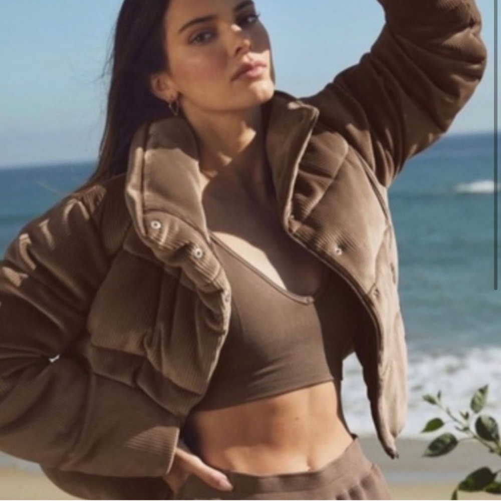 ALO YOGA PUFFER IN HOT COA COA SIZE SMALL